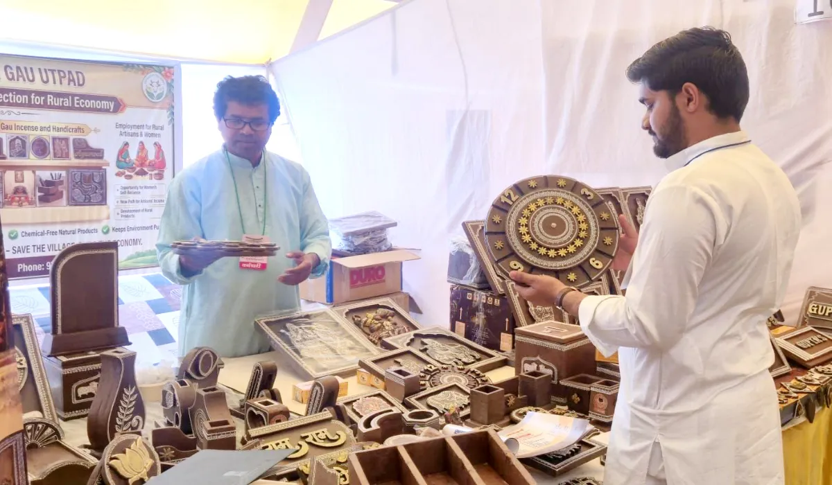 गाय के गोबर से बनाई अनूठी चीज़ें : देखने और खरीदने वाले हैरान